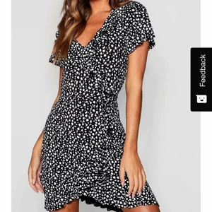 Volangklänning från Boohoo - Superfin klänning med volanger från Boohoo. Säljer då den aldrig kommer till användning av mig, den är endast provad.  Nypris 198kr,  mitt pris 120 +frakt😚 ❗️Tar endast swish❗️