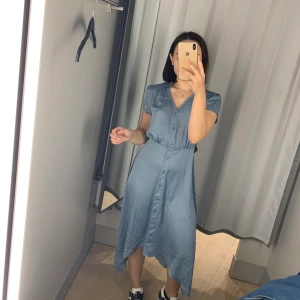 Blå satinklänning - Jättegullig klänning i satinliknande tyg✨ frakt på 49kr tillkommer💕