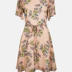 Pink floral dress. Size 38 - A pink floral dress from Cubus. Only wore it once. Zipper at the back. Vill bara bli av med allt! Pruta gärna! Kan säkert fixa bra paketpris! 