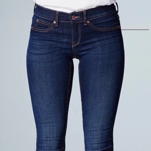 Jeans Gina Tricot - Jätte fina lågmidjade Jeans från Gina ( Alex ) , aldrig använda då de passar ej mig. Storlek S men passar även XS.