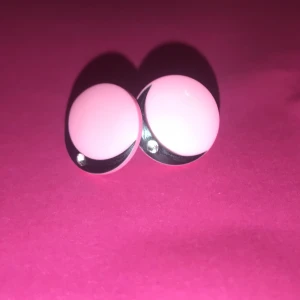 🌙 - Finns tyvärr inga ”ploppar” till, testade 1 gång då jag inte kände att det riktigt var min stil tyvärr. Men tycker dom är ganska fina:)