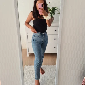 Strl XS  - Momjeans från bikbok super fina skick👍 Jag är 158cm lång😸