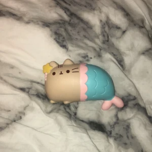 Pusheen-squishy  - Säljer denna pusheen-squishyn! Bra skick och jättegullig, alla tillbehör ❣️ endast 150 kr!