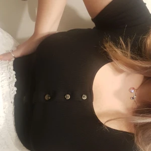 Croptop stl S, men passar även M och L - Så gott som ny, men vill rensa garderoben på svart! 