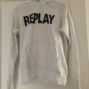 Replay hoodie - En vit fin replay hoodie, som endast använd ett fåtal gånger, har dock en liten, liten fläck på högra ärmen som säkert går bort med vanish eller liknande. Säljer pågrund av att jag aldrig använder den💕💕
