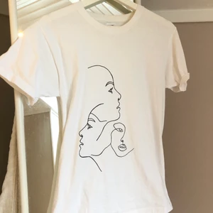 vit T-shirt med tryck  - vit T-shirt med jättefint tryck i storlek 34. aldrig använd så i mycket bra skick.