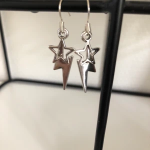 silvriga örhängen - snygga silvriga örhängen med blixt och stjärna💫⚡️ 50kr + 11kr i frakt
