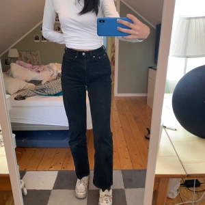 Weekday Rowe Jeans - Dom populära jeansen från Weekday i modellen ROWE. Färgen är washed black. 