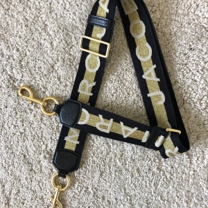 Marc Jacobs väskband - Superfint väskband från Marc Jacobs, Knappt använt och är i nyskick. Nypris ligger på 1100kr