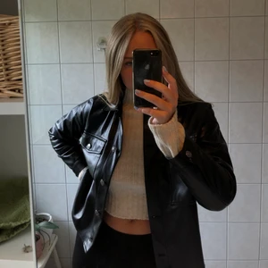 Skinnjacka från Zara - En superskön, supersnygg skinnjacka från Zara som passar till ALLT!! Har inte använt så många gånger därav säljer jag den, den är såklart i superfint skick💕💕💕