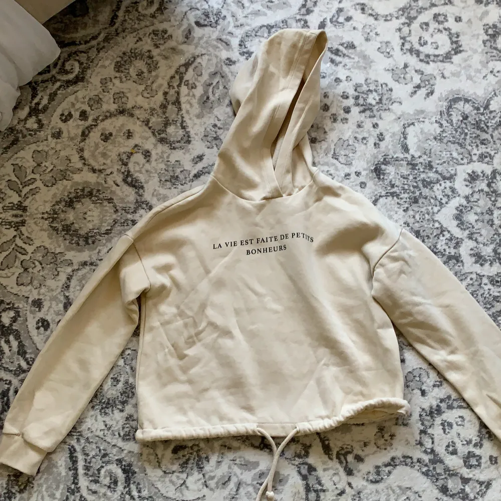 En beige hoodie med knytsnörren längst ner, helt oanvänd, storlek XS💗. Tröjor & Koftor.