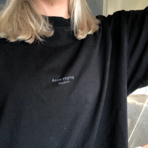 Acne studios t-shirt - Svart Acne t-shirt i storlek L, oversized i storleken men går lätta att stylea även om du brukar ha mindre storlek! Nypris var 1600kr. Frakten bjuder jag på!✨😊