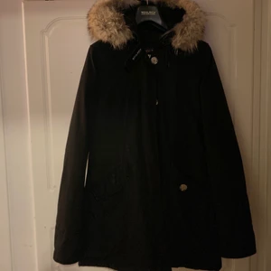 Äkta Woolrich vinterjacka stl xs. - Fin och varm vinterjacka i slt xs, blev tyvärr för liten. Nypris 6999! Skriv för fler bilder:) 