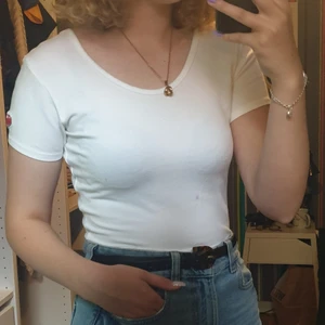 Vit och svart kortare t-shirts - 2 lite kortare t-shirts från newbody. Säljer dom tillsammans. Dom är i väldigt fint skick