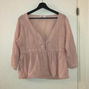 Flowy rosa blus - En stor och flowy blus som är från 90-talet! Det är en gammalrosa färg och den har 3/4 ärmar. Det är en liten knytning på framsidan! Köparen betalar frakt⚡️⚡️