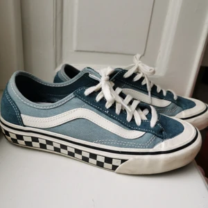 Sneakers : Vans style 36 decon  - Storlek 38 ( är själv en 38, 5-39 och funkar skitbra SÅÅÅÅ FINT SKIKT!  🌟  original pris: 700.  PASSA PÅ NU INNAN NÅGON TAR DOM! 