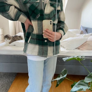 jacka Zara - säljer dena populära jacka från zara i storlek 38. Slutsåld på hemsidan 