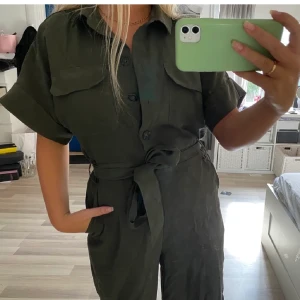 Grön byxdress  - Köpt av Fanny på plick! Så fin men kom ej till användning 