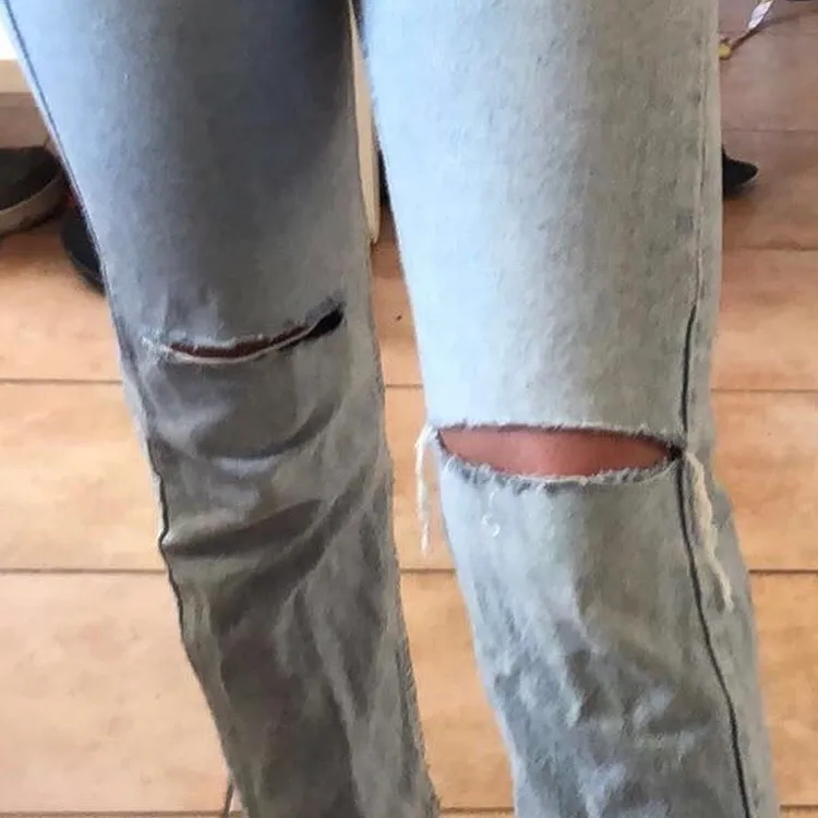 Säljer dessa fina Levis jeans. Väl använda men ändå sjukt snygga!!. Jeans & Byxor.