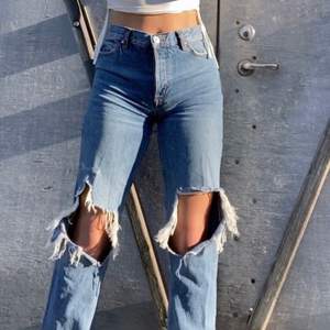 Jeans från Gina med hål i🥰lånad bild. bra skick men hållen har blivit lite större. 300+frakt