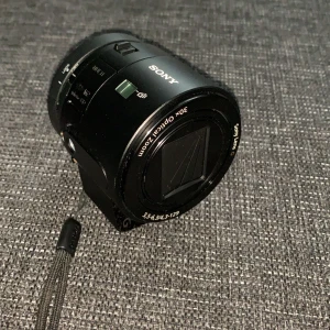 Kameralins - Kameralins som går att koppla till mobilen, går att skruva fast på stativ och sätta på mobilen. Medhavande Väska. PlayMemories app (available to download freely for Android and iOS) används för att koppla linsen till mobilen. Kan mötas, annars står köpare står för frakt. 