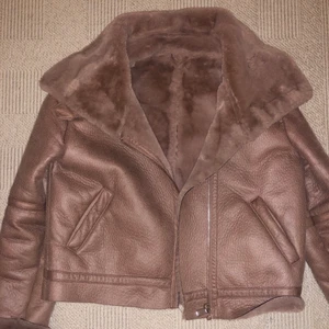 SÄNKT PRIS! Vinterjacka Zara  - (Sänkt pris!!) Vinterjacka från Zara, pälsen är inte äkta och den täcker hela insidan vilket gör den mysig och varm🐻✨ Färgen är rosa-beige. Startpris: 200 kr