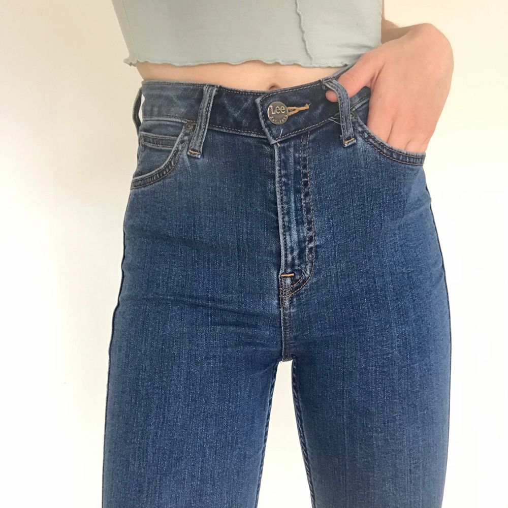 Jeans från Lee i modellen Ivy💙 Storleken är 26/31. Sparsamt använda och i fint skick. Frakt 44kr💌. Jeans & Byxor.