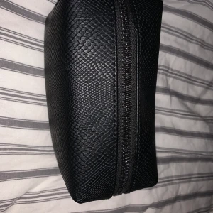 Makeup bag  - Denna makeup bag e från primark och är I fint skick alldrig använd den har en silvrik drag kedia 