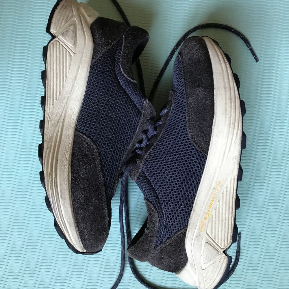 Mono runner skor i färgen Anthracite (blå/brun). Storlek 37 män så typ 38. Kan mötas i Stockholm annars står köpare för frakt. Skor.