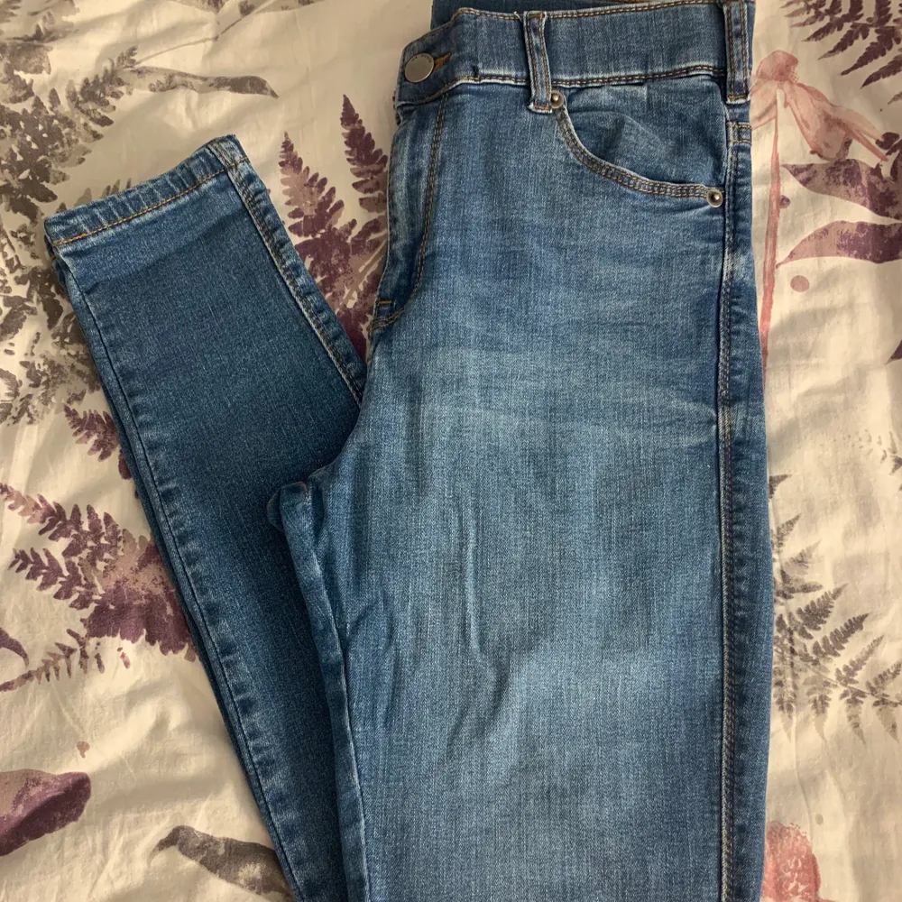 Helt nya Dr Denim jeans i storlek M. De är endast provade men intr mer än så. Nypris är 500 kr. Frakten ingår i priset. Har ni frågor eller vill ha mer bilder är det bara att höra av sig:). Jeans & Byxor.
