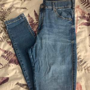 Helt nya Dr Denim jeans i storlek M. De är endast provade men intr mer än så. Nypris är 500 kr. Frakten ingår i priset. Har ni frågor eller vill ha mer bilder är det bara att höra av sig:)