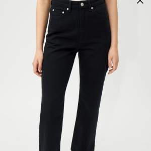 Svarta jeans från weekday i modellen ”Rowe”, en rak modell som är väldigt populär. Jeansen är ganska flitigt använda men har fortfarande bra färg och är inte urtvättade. De säljes då de är för små i storleken för mig. Original pris är 500kr💓💓 