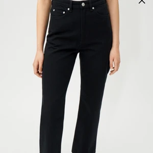 Svarta weekday jeans ROWE - Svarta jeans från weekday i modellen ”Rowe”, en rak modell som är väldigt populär. Jeansen är ganska flitigt använda men har fortfarande bra färg och är inte urtvättade. De säljes då de är för små i storleken för mig. Original pris är 500kr💓💓 