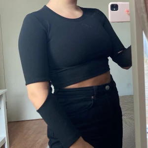 Crop top m. cut outs, Bik Bok - Svart crop top med cut outs på armbågarna, från Bik Bok. Nyskick, endast testad. Kunden står för frakten.