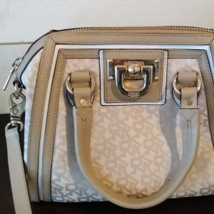Oanvänd DKNY väska - Superfin handväska från DKNY (nypris 3000 kr inköpt på Arlanda för flera år sedan).🌸