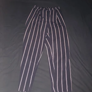 Randiga kostymbyxor - För små, sitter väldigt snyggt 