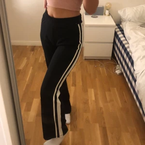 byxor med streck - svarta byxor med vita streck på sidorna från gina tricot i storlek S!