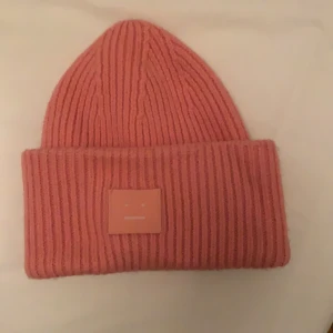 Rosa ACNE mössa - Rosa acne mössa, aldrig använd!