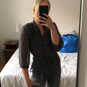Blus - Supersöt blus med volanger på bröstet och liten kortare armar. Fint skick! Står ingen storlek men passar nog XS-M