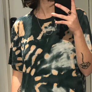 Tie-dye klänning  - En cool tie-dye klänning från monki. Lägg ett bud! 