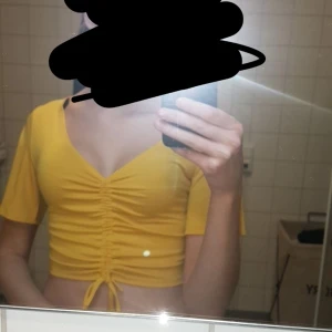 Topp  - Jätte fin topp men kommer aldrig till användning använd 1 gång. Nyskick, storlek xs