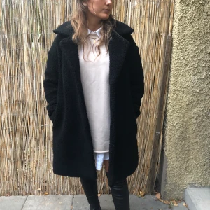 Teddyjacka - Svart teddyjacka från Ivyrevel. Storlek 34 men passar 34-38. Perfekt höst/vinterjacka! Frakt tillkommer.