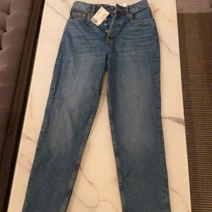 Jeans stl 34 - Säljs på grund av att dom blev köpta i fel storlek och har tappat kvittot. Helt oanvända och lappen sitter kvar 170kr + frakt