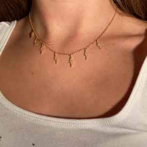 Blixthalsband  - Superpoppis (slutsålt) blixthalsband från Zend Details ⚡️ Har nästan aldrig använt det! Nypris: 230kr✨