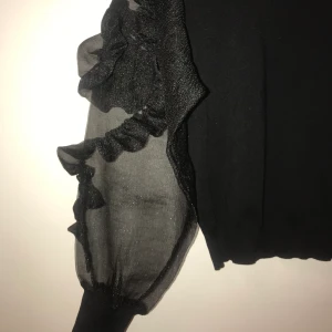 Zara - Skit cool zara tröja men genomskinliga armar som har blommo på sig. Köpt för 300kr säljär pågrund av fel storlek. Buda i kommentarerna. 💕