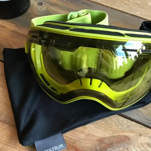 Skid/snowboard goggles  - Limegröna skid/snowboard goggles från spektrum. Dom är i nyskick och bra kvalitet! Nypris är 1399kr men jag säljer dom för 200!⛷🏂