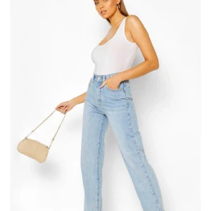 Jeans med slits strkl 42 - Väldigt fina jeans som är raka passade ej mig i strkl darför säljer jag dem aldrig använda prislappen fortfarande på