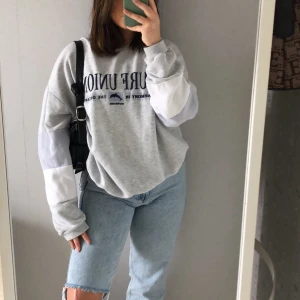 Sweatshirt - SERIÖSA KÖPARE ENDAST❤️ Grå oversized sweatshirt med broderingstryck💕 Säljer den nu för 300kr i stället!!! Skriv till mig privat, FÖRST TILL KVARN