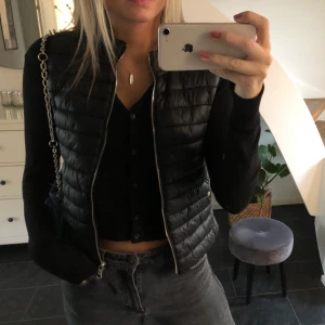 Väst - Snyggaste västen från mango🤗väldigt bra skick då den knappt är använd! Storlek S men passar nog xs-m! Perfekt nu till hösten 🍂 