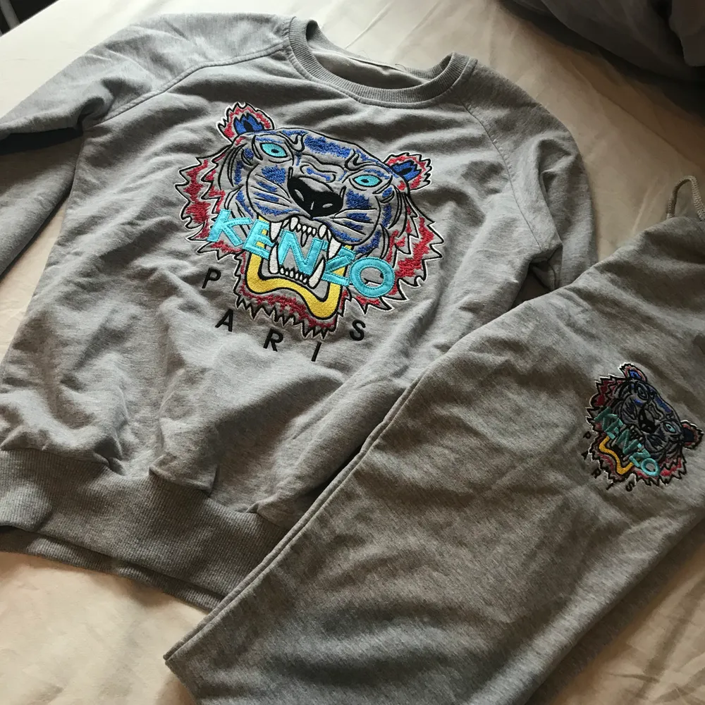 Säljer 2 st a-kopior Kenzo sweatshirt och ett par mjukis i storlek xs. Frakt tillkommer 🌸. Hoodies.